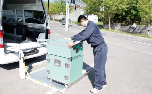 配送中の従業員が荷下ろしを行う写真